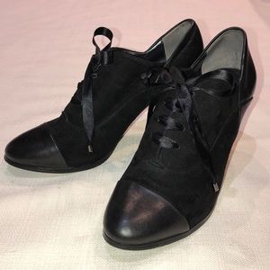 TAHARI “Travis 1” Leather Ankle Booties